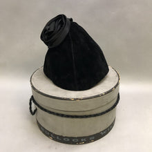 Load image into Gallery viewer, Vintage Bullocks Wilshire Black Velvet Hat (sz 22) w/ Box (6x10x10)