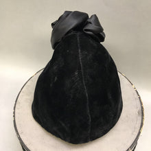 Load image into Gallery viewer, Vintage Bullocks Wilshire Black Velvet Hat (sz 22) w/ Box (6x10x10)