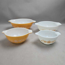 Load image into Gallery viewer, Set of 4 Pyrex Butterfly Gold Cinderella Nesting Bowls (#441, #442, #443, #444) (4.5x13x10.25)