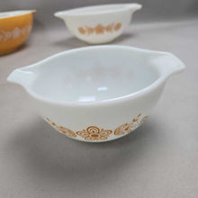 Load image into Gallery viewer, Set of 4 Pyrex Butterfly Gold Cinderella Nesting Bowls (#441, #442, #443, #444) (4.5x13x10.25)