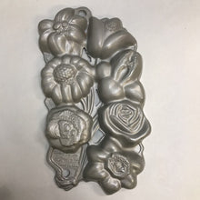 Load image into Gallery viewer, Muffin Mold John Wright Cast Iron Flower Baking Pan 1991 #2 USA
