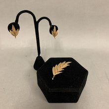 Load image into Gallery viewer, Vintage Krementz Goldtone Leaf Brooch Pin (3") &amp; Screw Earrings Set
