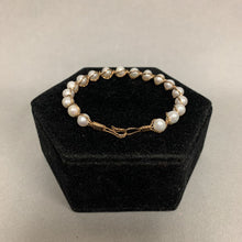 Load image into Gallery viewer, Artisan Made 10K Gold Pearl Bracelet (8.4g)
