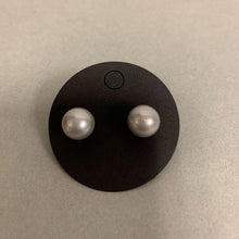 Load image into Gallery viewer, 14K Gold Gray Pearl Earrings
