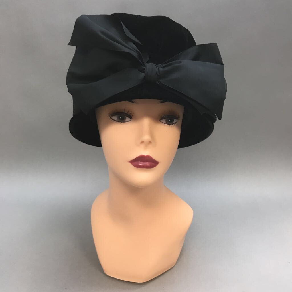 Vintage Black Velvet Bow Cloche Hat