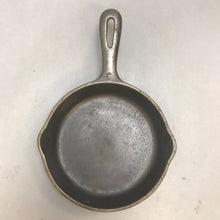 Load image into Gallery viewer, Vintage No 3 Cast Iron Skillet (6 1/4&quot;) 2 Spout
