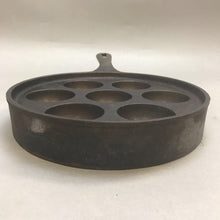Load image into Gallery viewer, Vintage Griswold 962 No. 32 Cast Iron Aebleskiver Pan (9&quot;)
