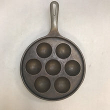 Load image into Gallery viewer, Vintage Griswold 962 No. 32 Cast Iron Aebleskiver Pan (9&quot;)
