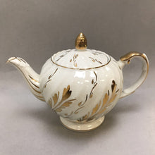 Load image into Gallery viewer, Ellgreave Porcelain Teapot (~7x10x5)
