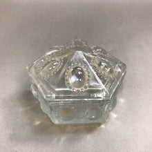 Load image into Gallery viewer, Vintage LE Smith Medallion Lidded Glass Trinket Box (4&quot; x 2&#39;)
