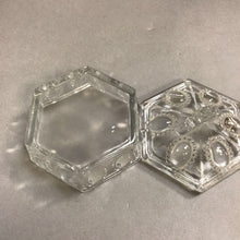 Load image into Gallery viewer, Vintage LE Smith Medallion Lidded Glass Trinket Box (4&quot; x 2&#39;)
