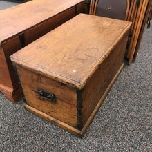 Load image into Gallery viewer, Antique Trunk (19x36x20)
