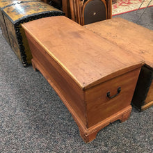 Load image into Gallery viewer, Antique Trunk (21x44x19)
