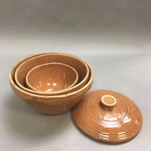 Load image into Gallery viewer, Vintage Oven Ware &quot;Arches&quot; Mixing Bowls #5,7,8 and Lid (4pcs)
