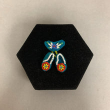 Load image into Gallery viewer, Vintage Native American Beaded Moccassins Pin (1.5&quot;)
