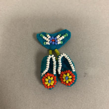 Load image into Gallery viewer, Vintage Native American Beaded Moccassins Pin (1.5&quot;)
