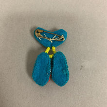 Load image into Gallery viewer, Vintage Native American Beaded Moccassins Pin (1.5&quot;)
