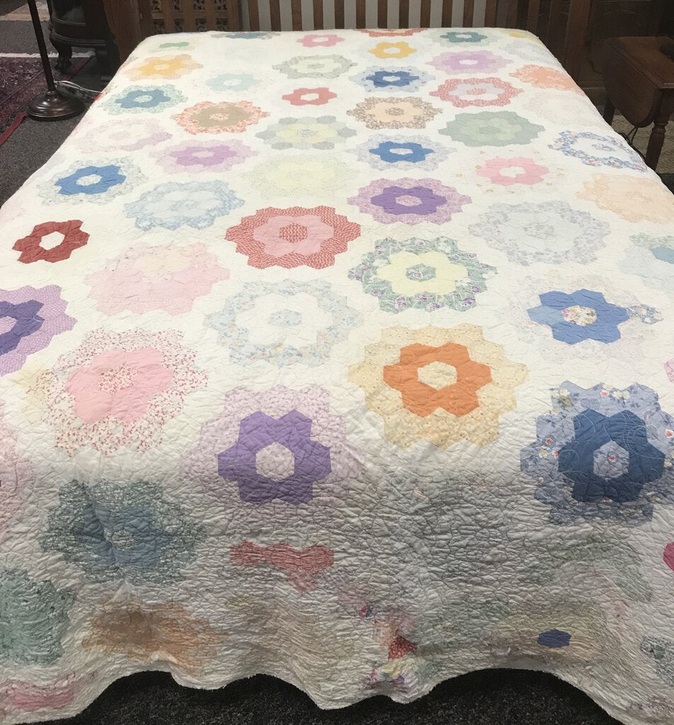 Vintage Hand Made Dresden Plate Quilt (94x76)