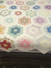 Load image into Gallery viewer, Vintage Hand Made Dresden Plate Quilt (94x76)
