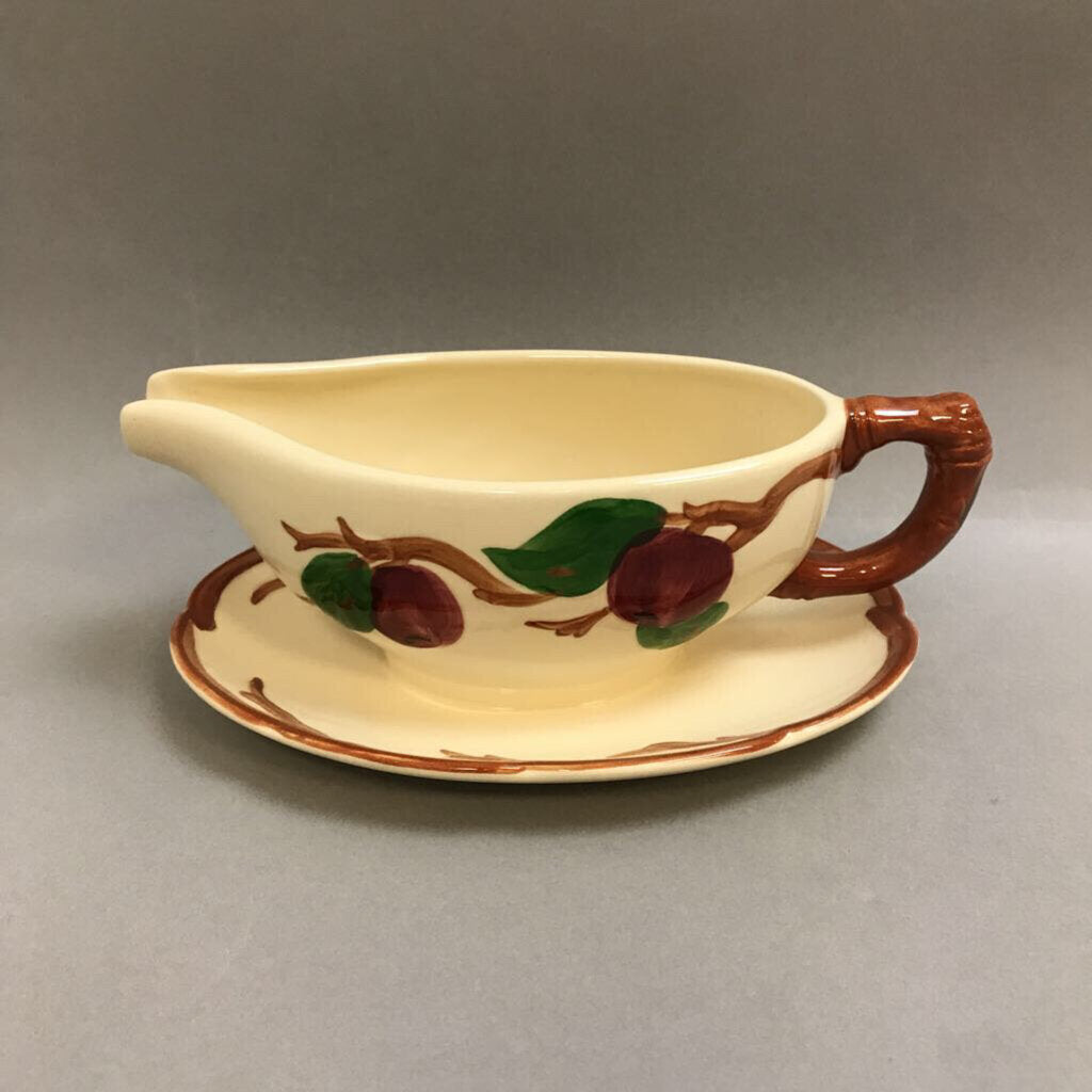 Franciscan 'Apple' Gravy Boat w/ Attached Underplate (2.5x8.5x5.5)