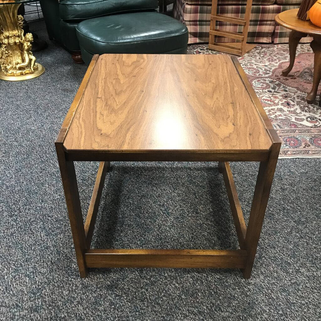 Wood End Table (20x21x26)