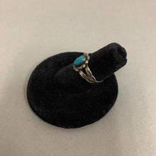 Load image into Gallery viewer, Sterling Turquoise Stamped Detail Ring sz 4
