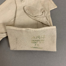 Load image into Gallery viewer, Vintage Aris Cream Leather Floral Applique Gloves (sz 7.5)
