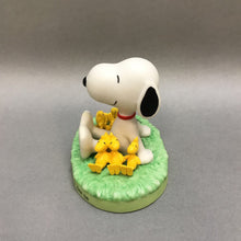 Load image into Gallery viewer, Hallmark Peanuts Friendly Shoulder Ornament
