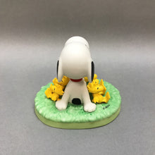 Load image into Gallery viewer, Hallmark Peanuts Friendly Shoulder Ornament
