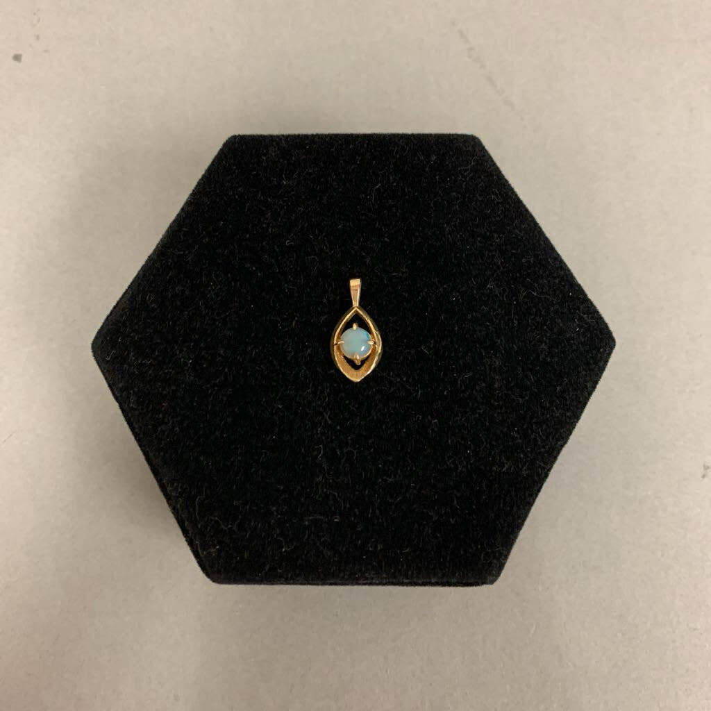 14K Gold Opal Pendant (1.4g)