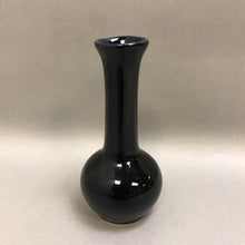 Load image into Gallery viewer, Red Wing Pottery Black Vase (7&quot;)
