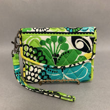 Load image into Gallery viewer, Vera Bradley Green Print Quilted Wallet (4x5&quot;)
