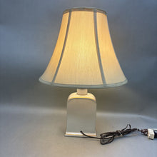 Load image into Gallery viewer, Bird Porcelain Motif Table Lamp (21&quot;)
