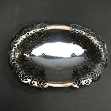 Load image into Gallery viewer, Silver Plate Footed Oval Dish (1x8x5)
