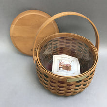 Load image into Gallery viewer, Longaberger 2003 Christmas Caroling Basket (5x7.5x7.5)
