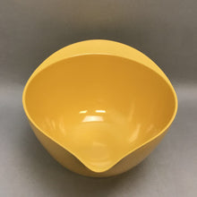 Load image into Gallery viewer, Williams Sonoma Yellow Melamine Mixing Bowl 3 Qt
