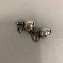 Load image into Gallery viewer, Vintage Sterling Sphere Screw Back Earrings (0.5&quot;)
