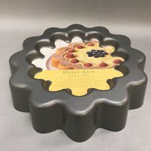 Load image into Gallery viewer, Nordic Ware Cake Mold (New)
