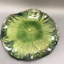 Load image into Gallery viewer, Global Views Lily Pad Dish (9&quot;)
