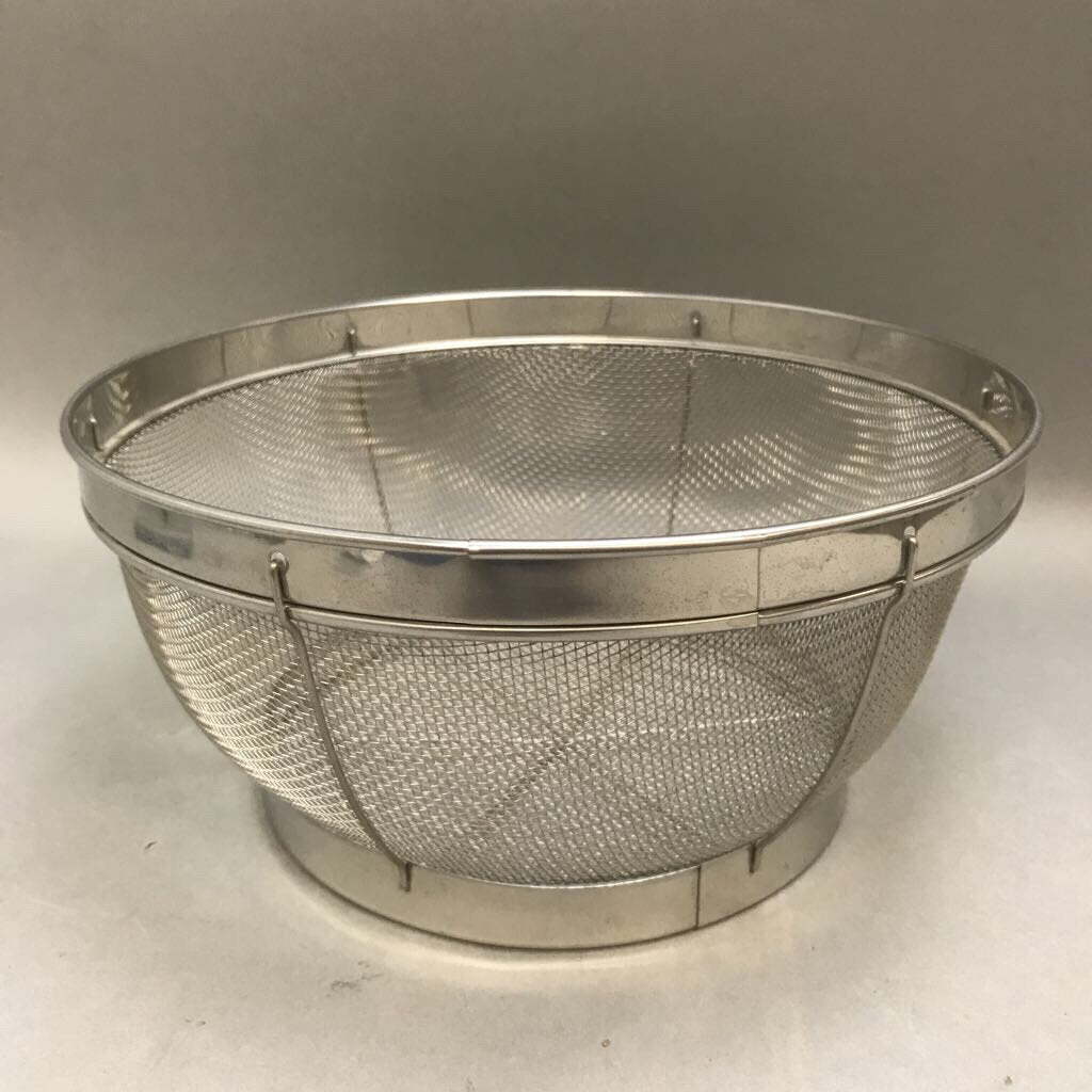 William Sonoma Strainer Basket (8 Cup)