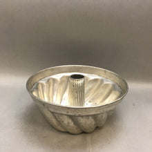 Load image into Gallery viewer, Aluminum Bundt Cake Pan (10&quot; x 5&quot;)
