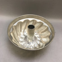 Load image into Gallery viewer, Aluminum Bundt Cake Pan (10&quot; x 5&quot;)
