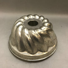 Load image into Gallery viewer, Aluminum Bundt Cake Pan (10&quot; x 5&quot;)
