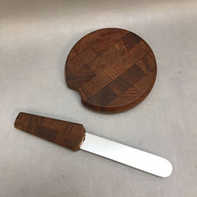 Load image into Gallery viewer, Dansk Cheese Board w/ Knife (8.5&quot;)
