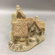 Load image into Gallery viewer, David Winter Resin Cottage House (4&quot;)
