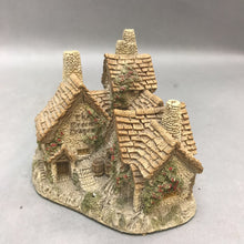 Load image into Gallery viewer, David Winter Resin Cottage House (4&quot;)
