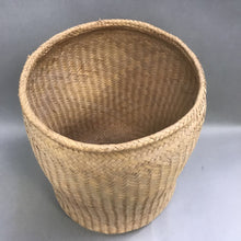 Load image into Gallery viewer, Straw Basket Round Basket (14&quot;)
