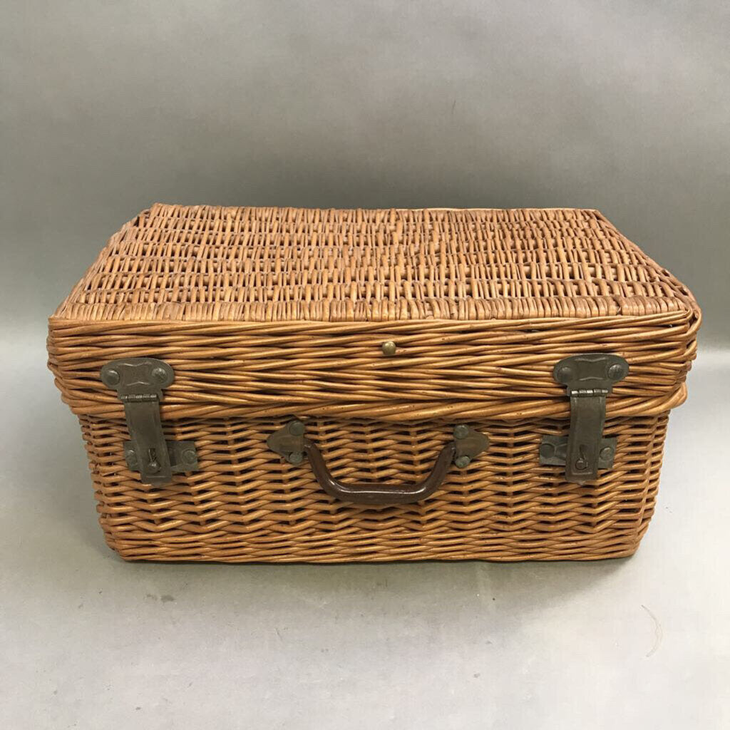 Picnic Basket wtih Metal Latches and Handle (8x11x11)