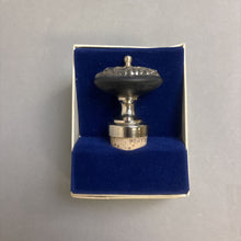 Load image into Gallery viewer, Vintage Wine Stopper (3&quot;)
