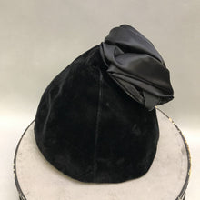 Load image into Gallery viewer, Vintage Bullocks Wilshire Black Velvet Hat (sz 22) w/ Box (6x10x10)
